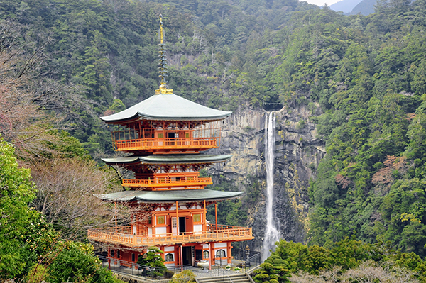 青岸渡寺の三重塔と那智の滝