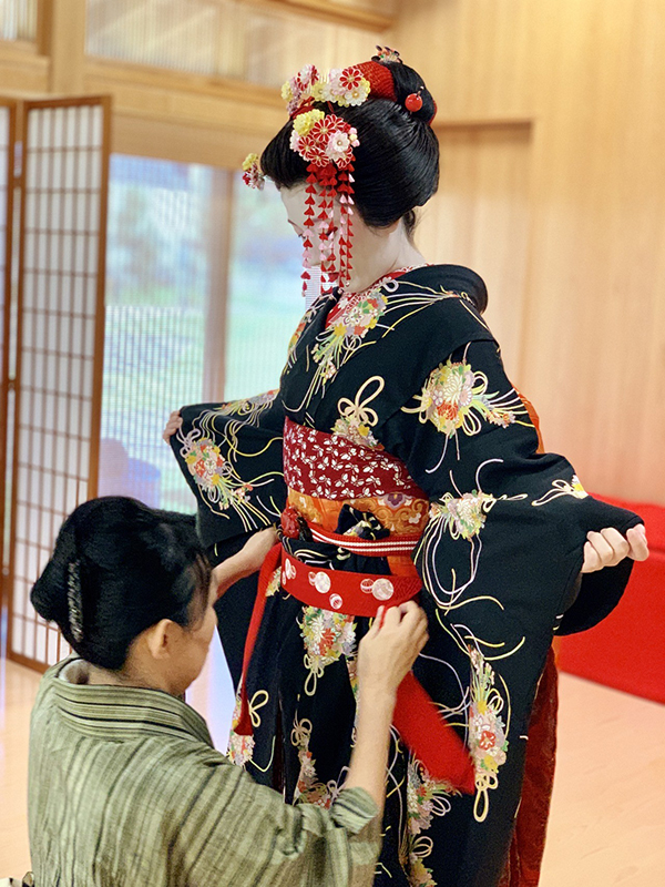 芦原芸妓による着付け