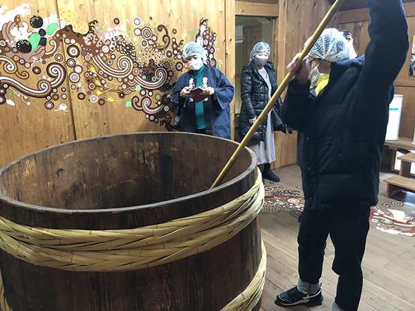 湯浅で醤油蔵を見学体験